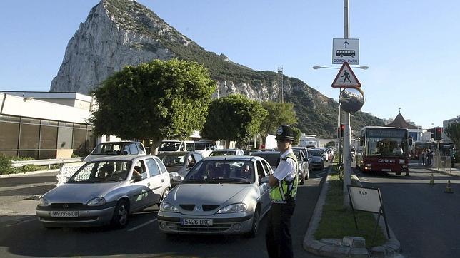 Gibraltar acusa a España de provocar largas colas en la verja