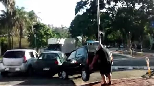 Un Ciclista Aparta Un Coche Del Carril Bici