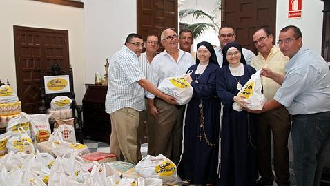 La Polic A Local Entrega Kilos De Alimentos A Comedores Sociales