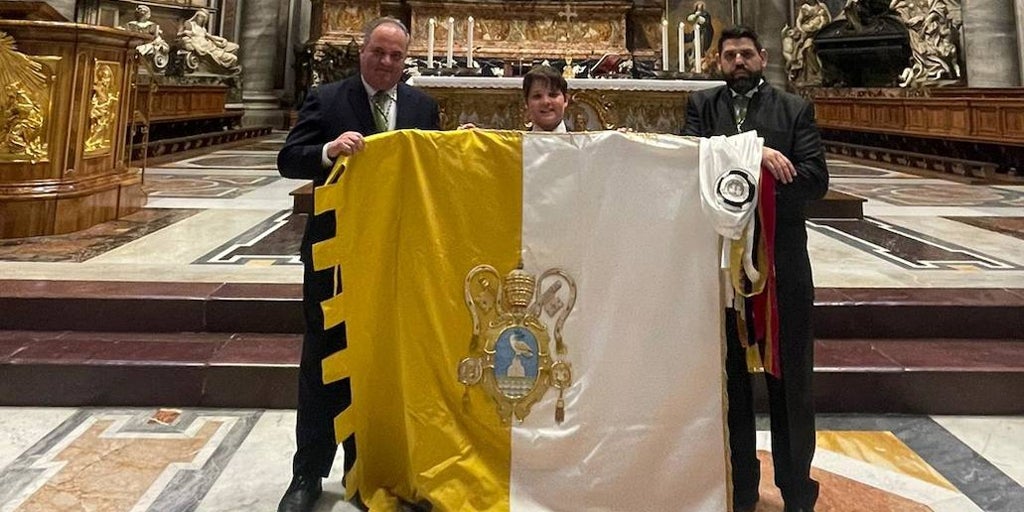 La Nueva Bandera Pontificia De La Paz De C Rdoba Bendecida En San