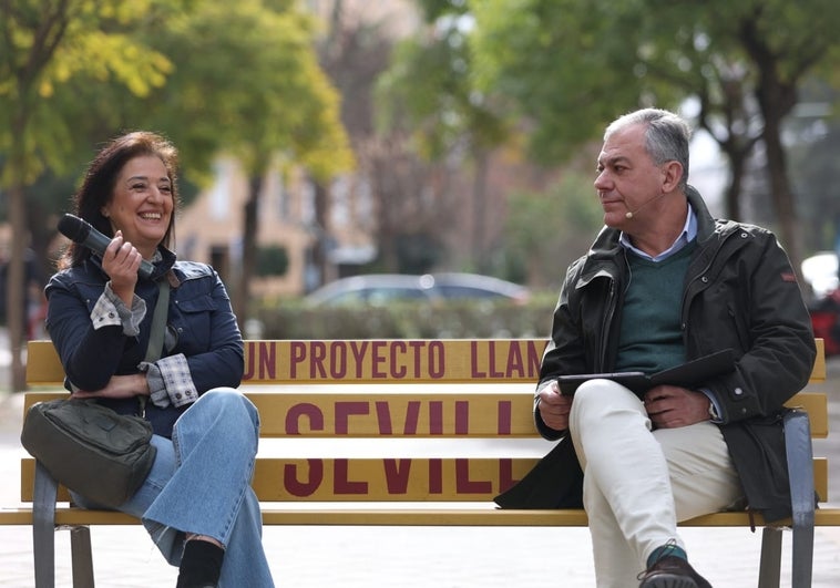 José Luis Sanz hoy en Sevilla este conversando con una vecina