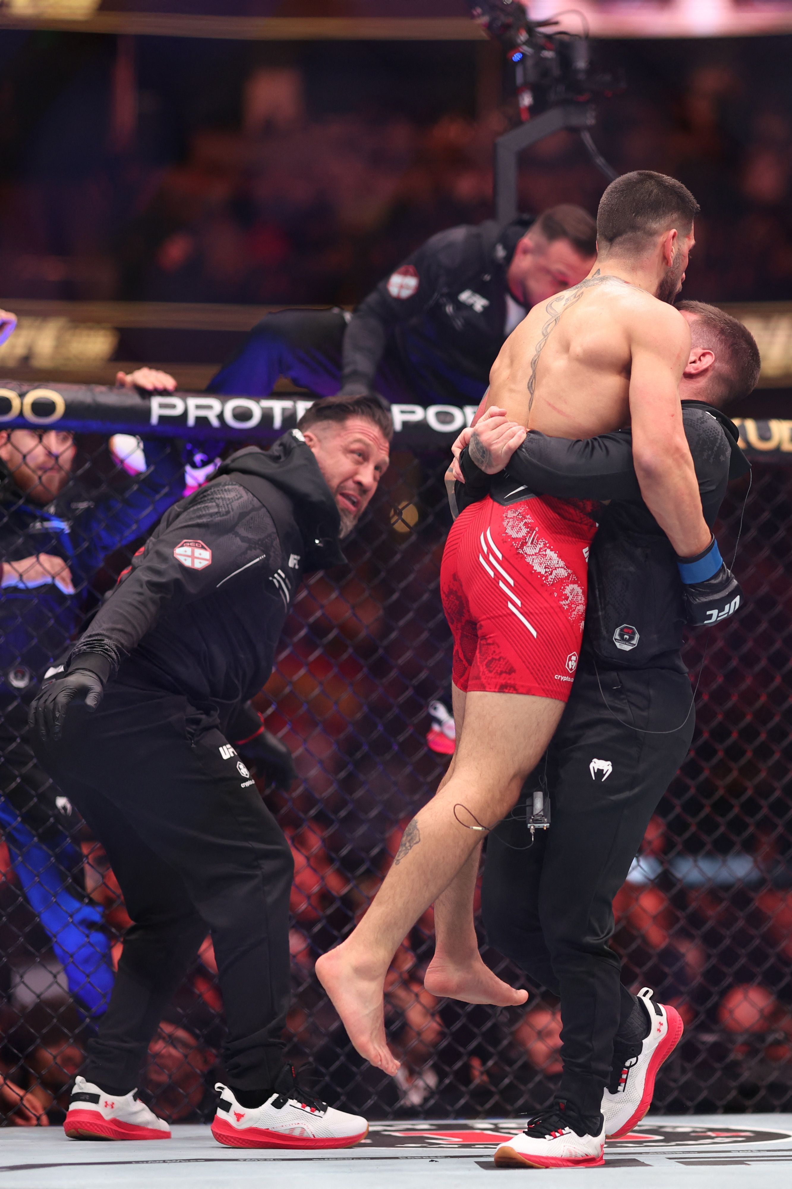 Las mejores imágenes del combate entre Topuria y Volkanovski