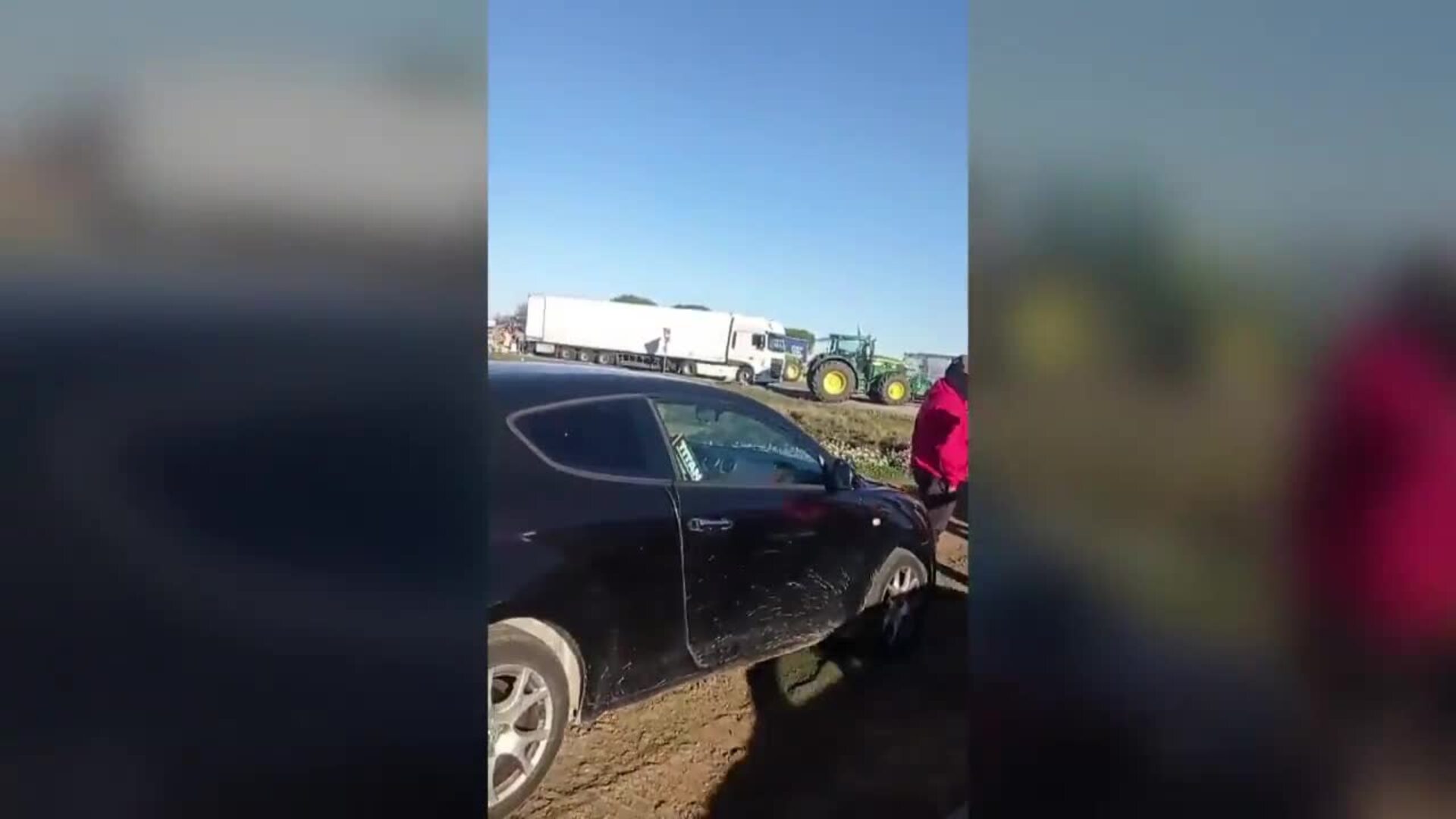 Agricultores Franceses Vac An Un Cami N Espa Ol Lleno De Vino En