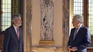 El presidente del Consejo General del Poder Judicial de España, Carlos Lesmes (izda.), recibe al comisario de Justicia de la UE, Didier Reynders (dcha.)