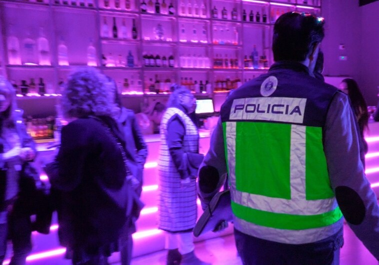 Efectivos de la Policía inspeccionando una fiesta de Nochevieja en Valencia.