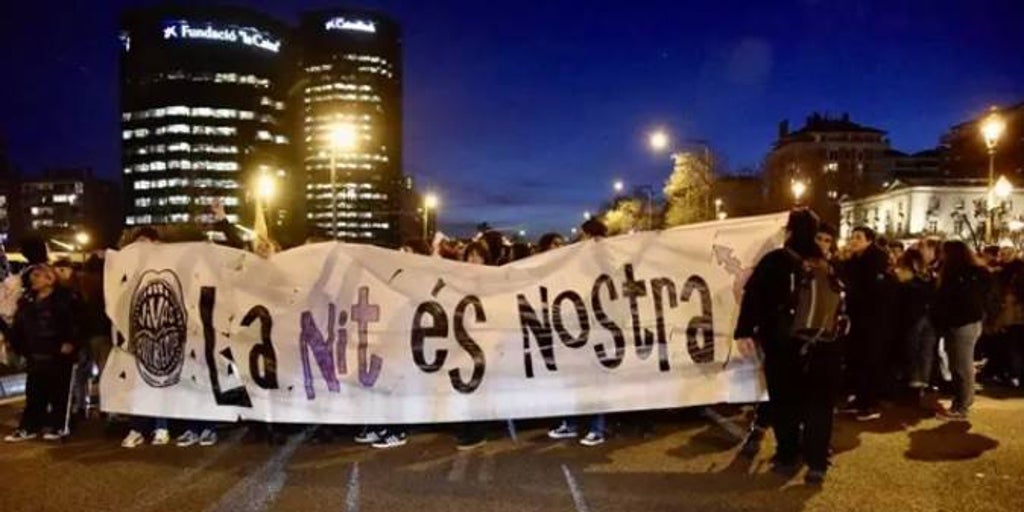 Unas Mujeres Cortan La Diagonal De Barcelona Por La Manifestaci N