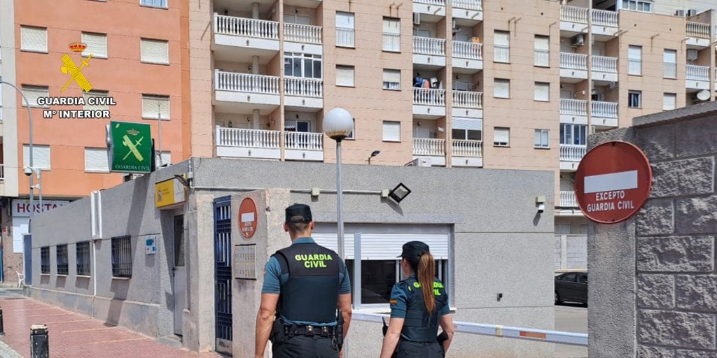 Dos Guardias Civiles Salvan La Vida De Un Hombre En Parada