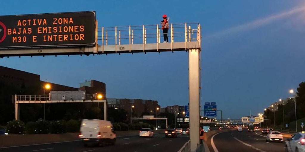 Detenida Una Activista Tras Escalar Una Se Al Luminosa De La M Y