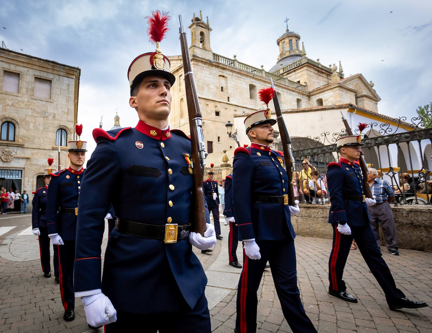 Vistoso Y Aclamado Despliegue De La Guardia Real En Ciudad Rodrigo