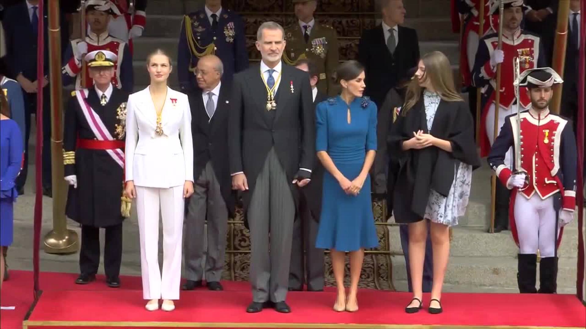 Posado De La Familia Real En La Puerta De Los Leones Del Congreso