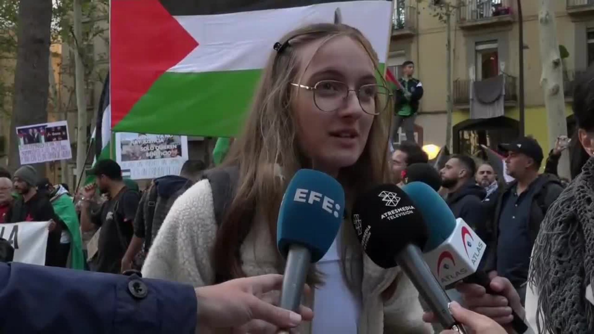 Unas Mil Personas Se Manifiestan En Barcelona En Solidaridad Con El