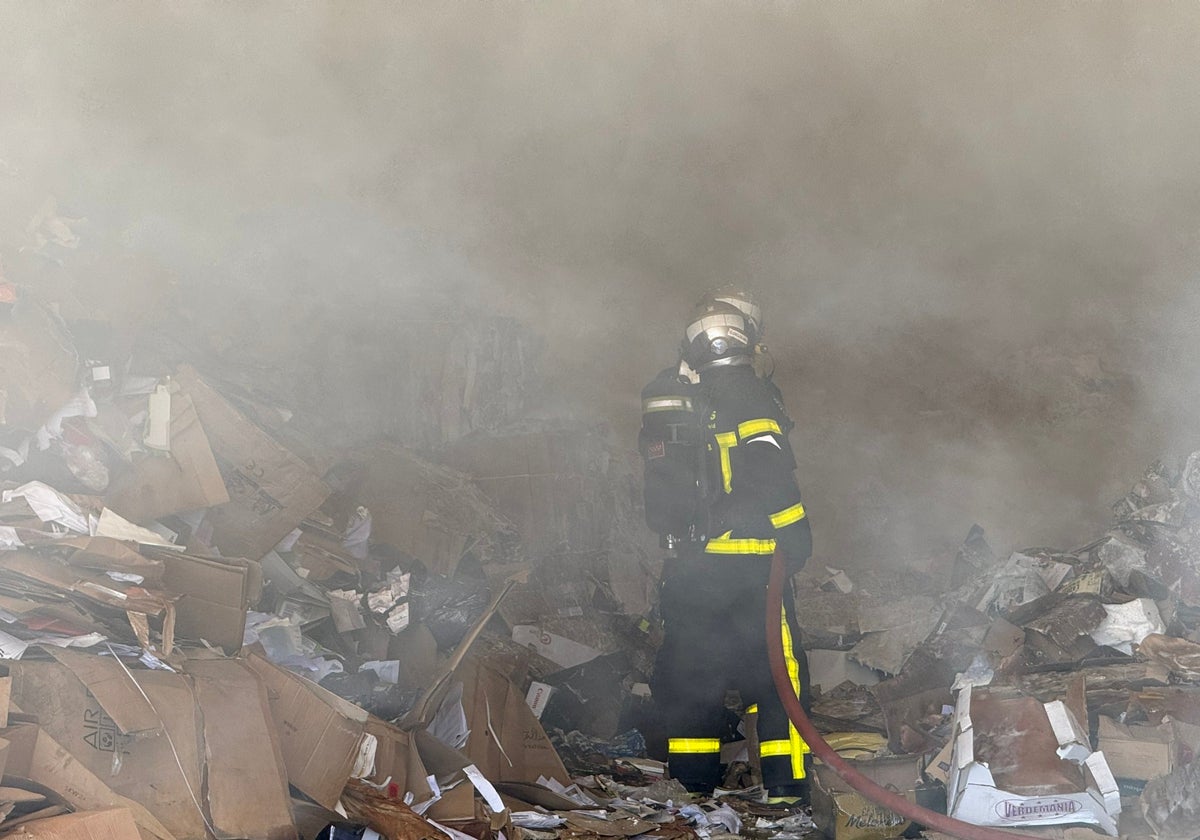 Arde una gran nave industrial de papel y cartón en Torrejón de Ardoz