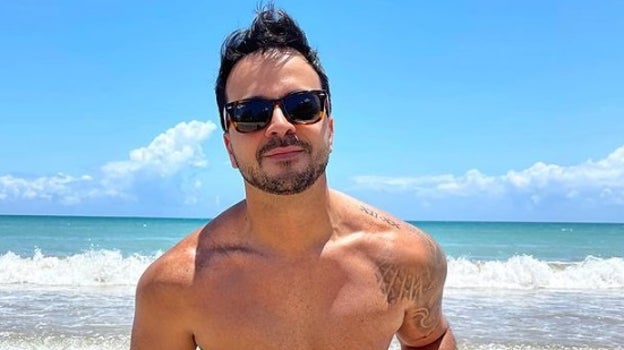 Luis Fonsi en la playa de Miami