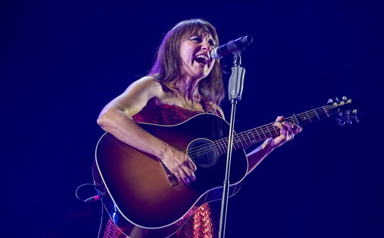 El Desnudo Reivindicativo De Eva Amaral En Pleno Concierto