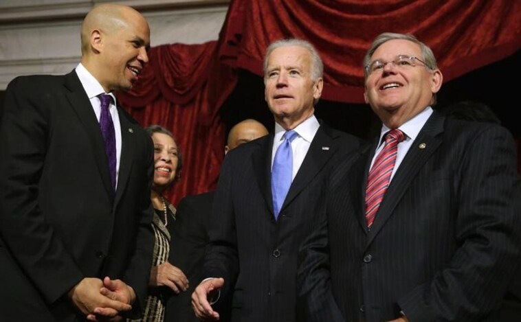 Joe Biden junto a Bob Menéndez (derecha), senador demócrata que apuesta por endurecer la postura frente a China