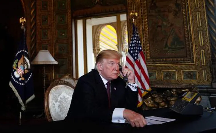 Imagen de archivo de Donald Trump hablando por teléfono desde Mar-a-Lago, su residencia en Florida
