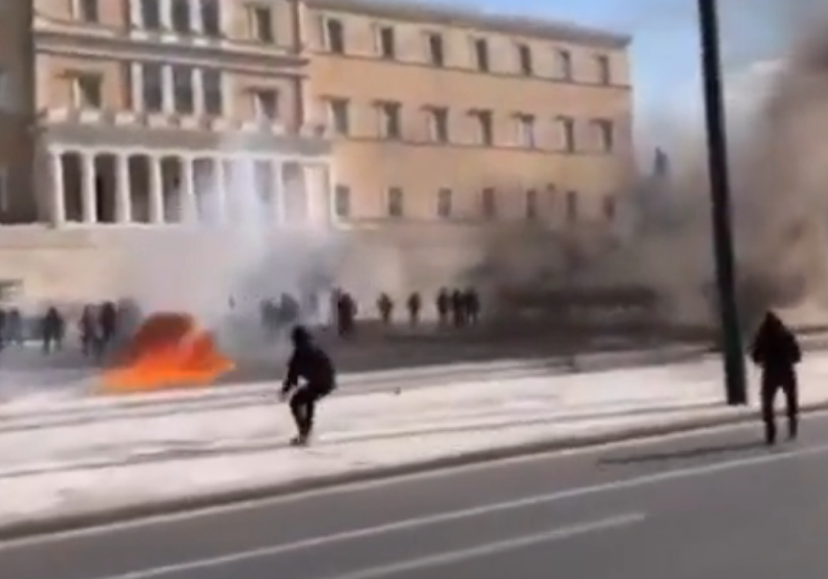 Las Protestas En Atenas Por La Crisis Acaban Con Lanzamiento De