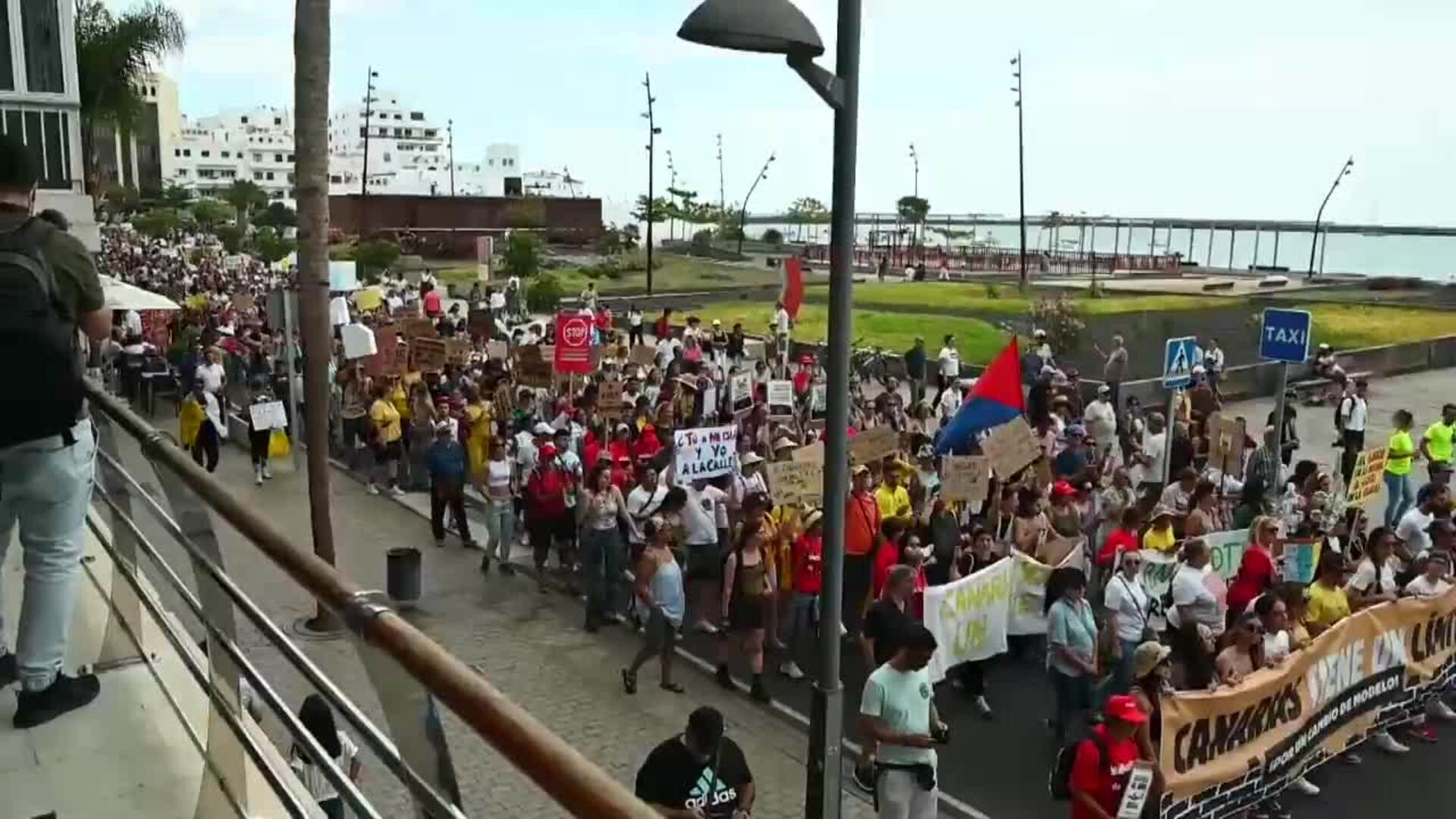 Nueve Mil Personas Se Echan A La Calle En Lanzarote Contra Los Excesos