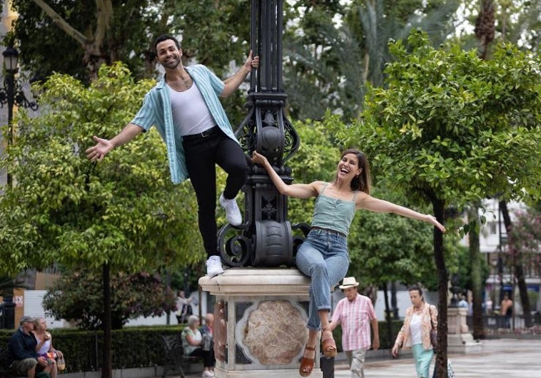 Llega A Sevilla Cantando Bajo La Lluvia Con Diana Roig Y Adri Garc A