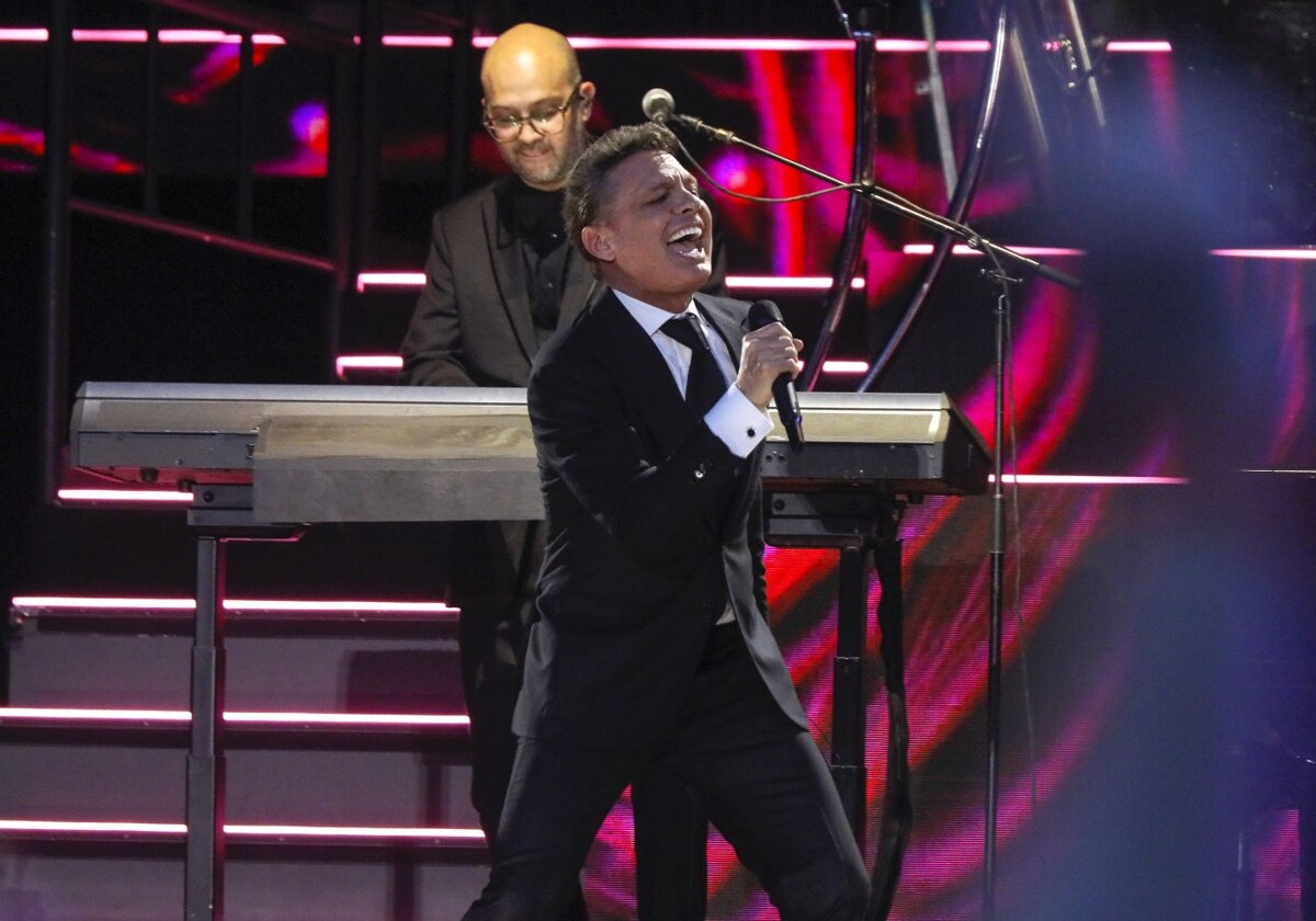 Luis Miguel Deslumbra En El Estadio De La Cartuja De Sevilla En Im Genes