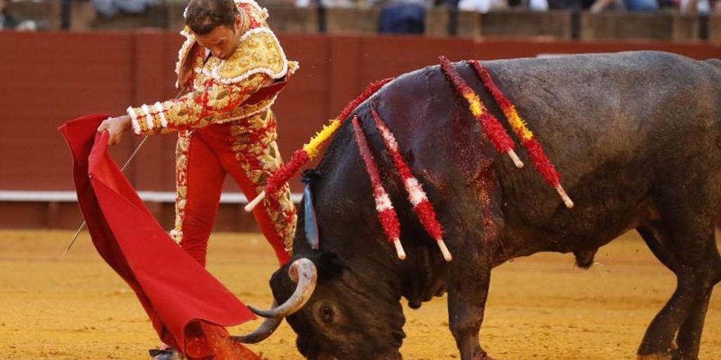 Ovación para Manuel Escribano que corta una oreja esta tarde en la