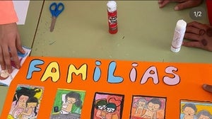 Uno de los murales sobre los «tipos de familias» elaborado por los alumnos del colegio