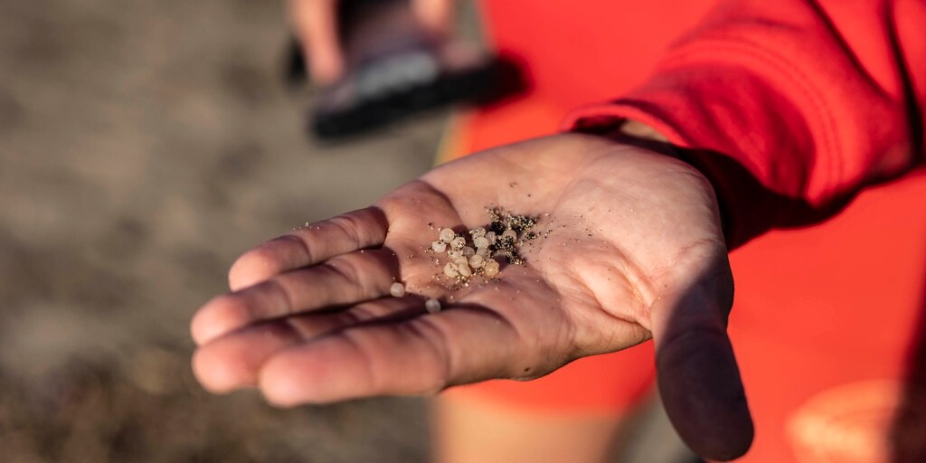 La marea blanca de pélets tardará 100 años en degradarse