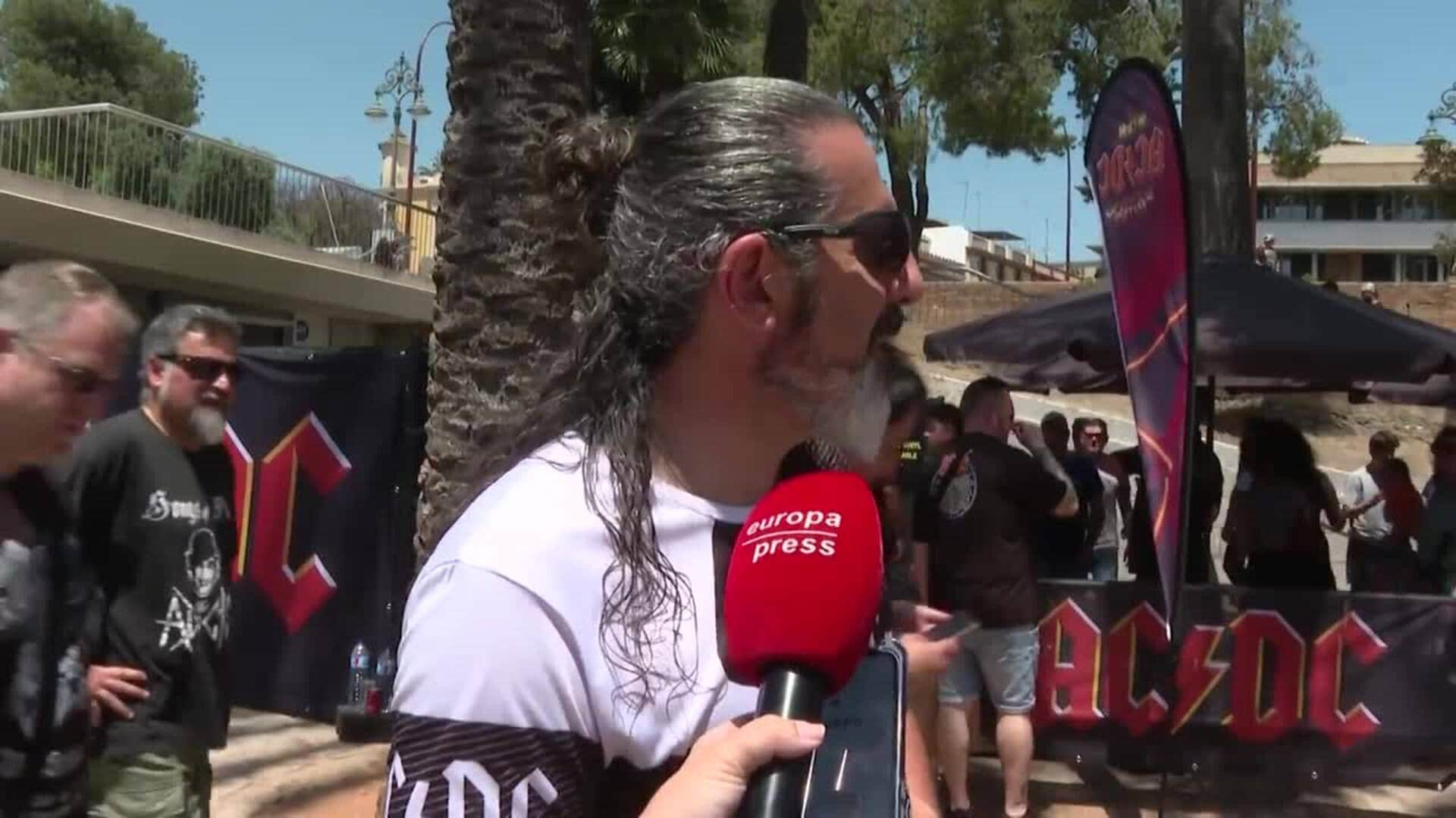 Fans De AC DC Asisten Ilusionados En Sevilla Al Primer Concierto De