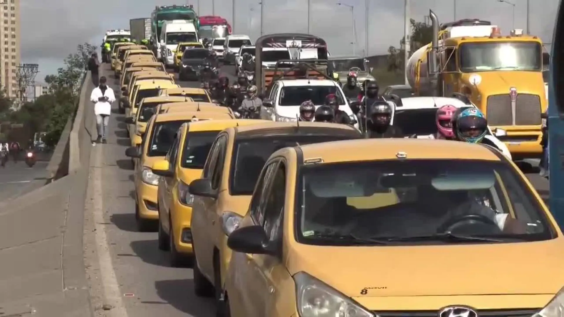 Bloqueos de taxistas en Bogotá colapsan vías principales