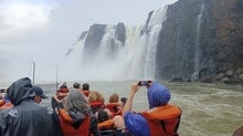 Una lancha se dirige al encuentro con las cataratas, entre la Garganta del Diablo y los saltos de San Martín