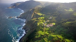 Imagen aérea de San Andrés de Teixido y sierra de Capelada