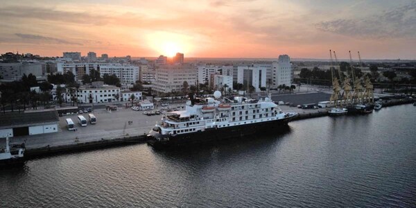 El Muelle De Levante Recibe Por Primera Vez Al Buque De Cruceros De