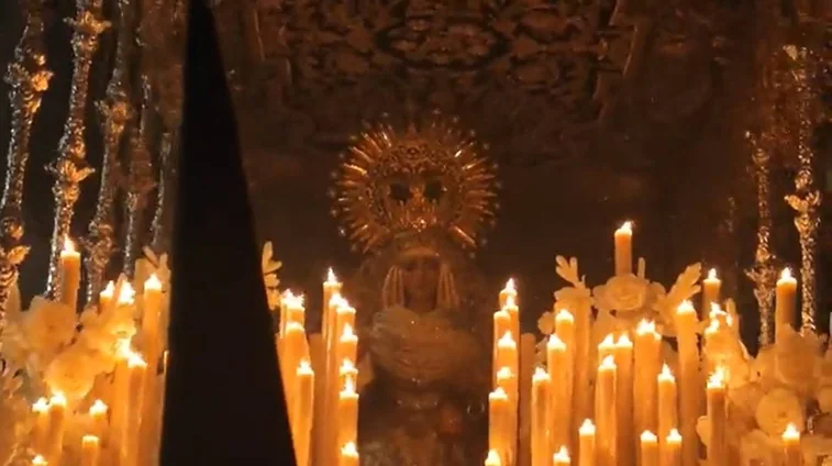 Vídeo: Así canta el coro de Julio Pardo a la Esperanza de Triana en la Madrugá de Sevilla 2023