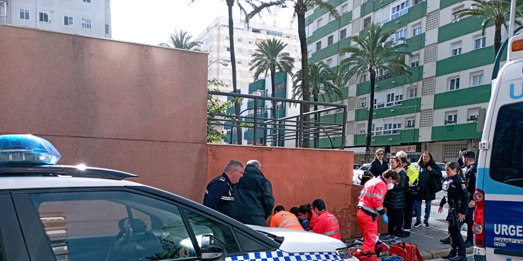 Dos policías locales de Cádiz salvan la vida a un hombre tras caer al