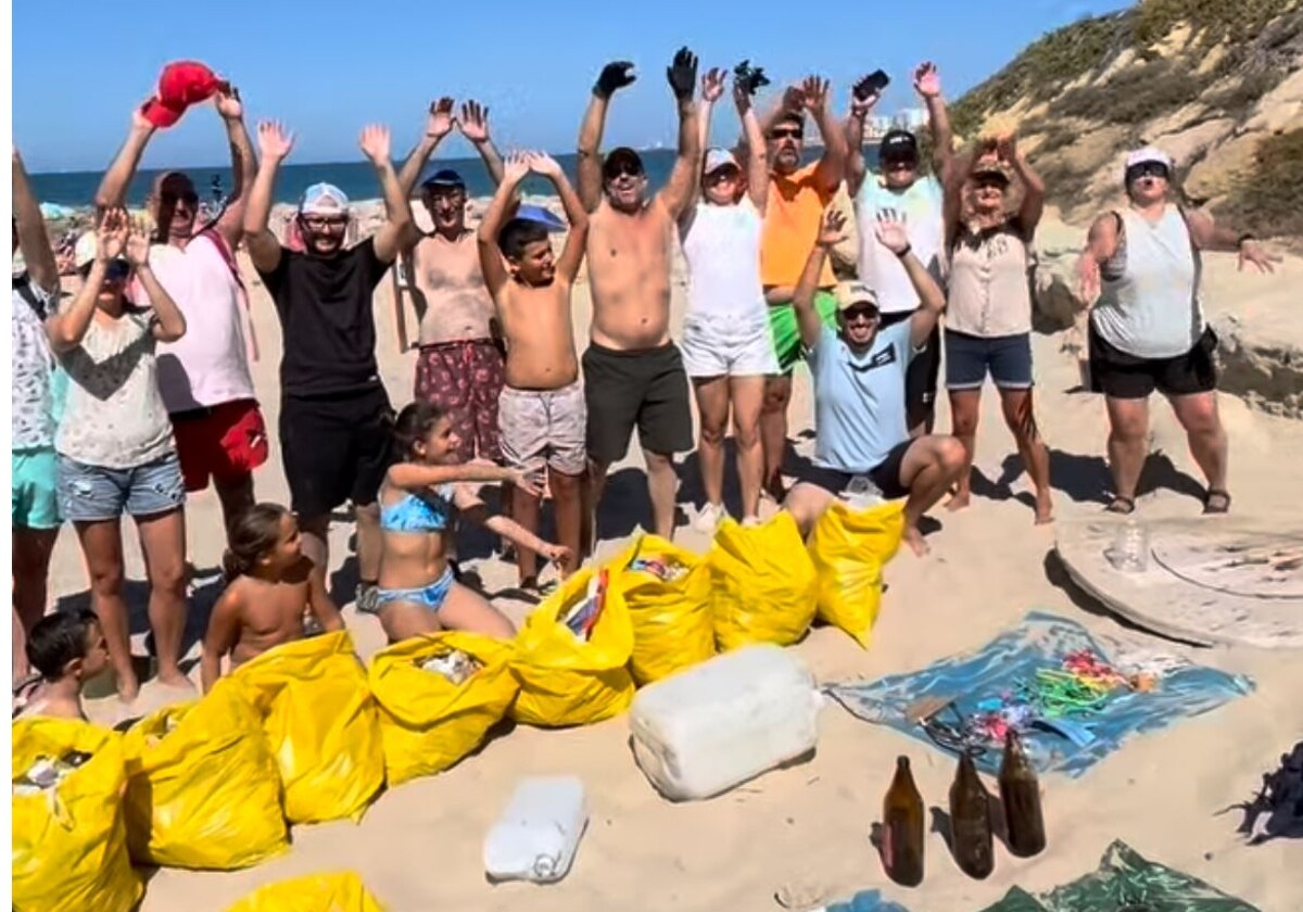 Una treintena de gaditanos recogen residuos en la playa de Santa María