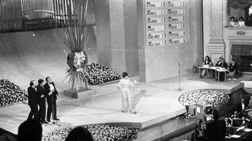Salomé, cantando «Vivo cantando» en el Teatro Real de Madrid en 1969