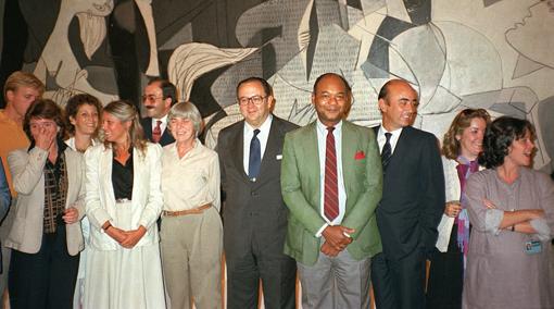 Íñigo Cavero y José Lladó posan ante el «Guernica» el 9 de septiembre de 1981 con un grupo de restauradores del MoMA antes de su marcha a España. Anny Aviram es la tercera por la izquierda