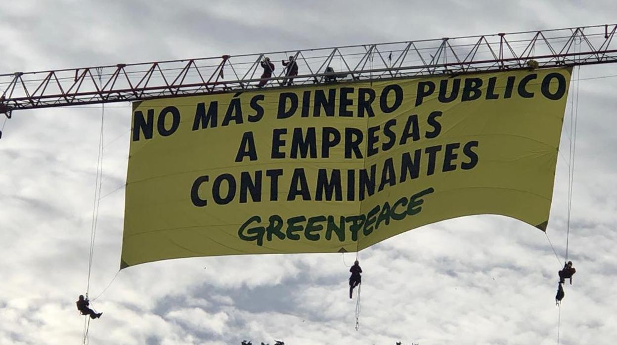 Greenpeace Despliega Una Pancarta Gigante Contra Las Ayudas Del