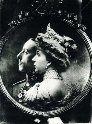 Fotografía conmemorativa de la <strong>boda</strong> de <strong>Alfonso</strong> <strong>XIII</strong> con Victoria Eugenia, en...