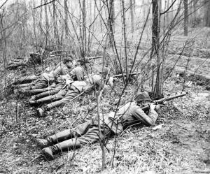 Una patrulla de infantería Alemana Tiroteando al enemigo en los Bosques de la...