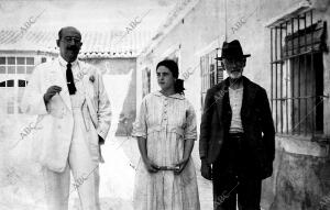 El anciano cantinero José Molina y su Nieta, María Martín, que Han estado...