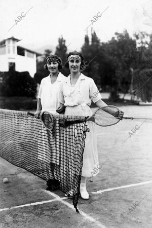Las Señoritas Trina jura real e Isabel Haro en El "Tennis"