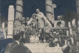 El obispo Preconizado de Madrid-Alcalá, D. Leopoldo Eijo, Imponiendo la corona A...