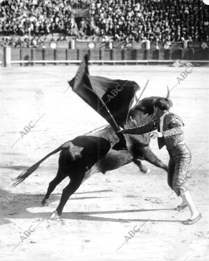 José Roldán en un pase de muleta A su segundo Toro
