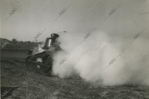 Un tanque de infantería lanzando una cortina de humo, para ocultar sus...