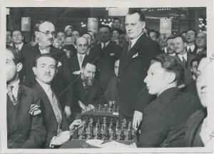 El campeón del mundo, Alexander Alekhine, fotografiado en el hotel Claridge...