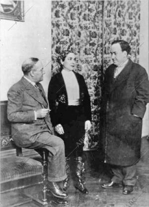 Los Hermanos machado con Margarita Xirgú, en marzo de 1932, en el estreno De "la...