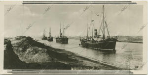 Una vista de barcos atravesando el canal de Suez