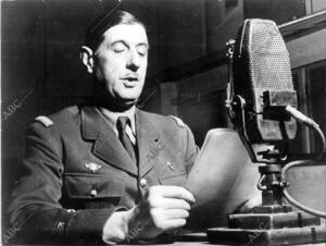 El general de Gaulle en uno de sus Famosos Discursos por radio para animar A los...
