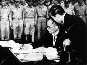 Mamoru Sigemitsu, Ministro japonés de Asuntos Exteriores, firma la rendición de...